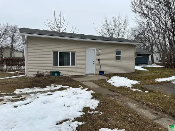 221 E 11th St, South Sioux City, NE 68776