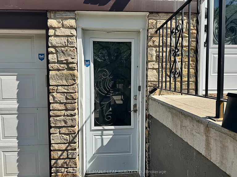 8 Montrose Pl — Photo 3
