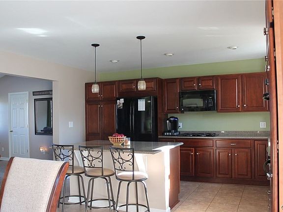 3rd image of 37 Rosewood Cir