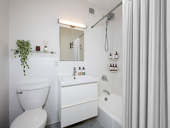 5th image of 209 W 118th St APT 4D