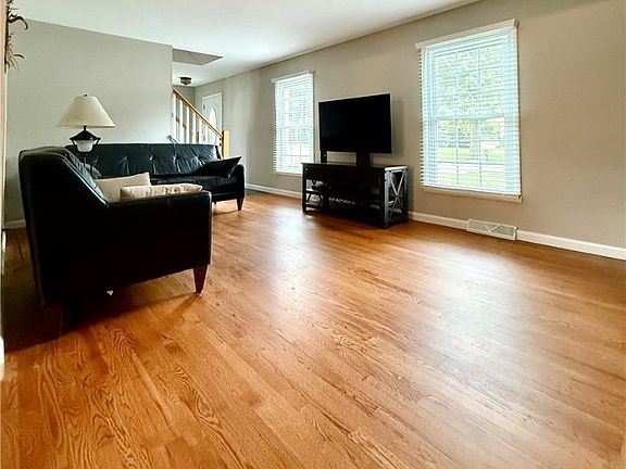 4th image of 310 Green Hill Dr