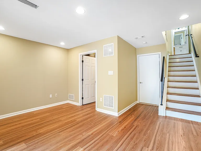 20206 Foothill Ter — Photo 23