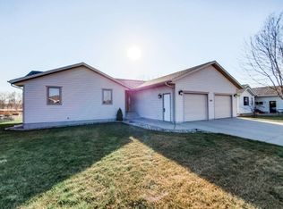3211 Mulligan Dr, Yankton, SD 57078