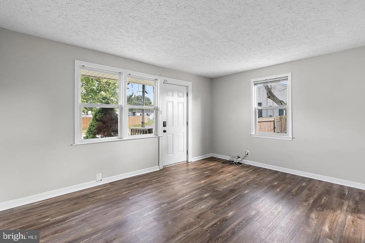 3 bed, 2.0 bath, 924 sqft, $1,950 — Photo 2