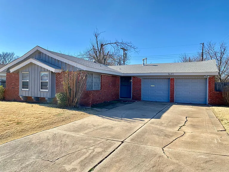 1411 Hampton Dr — Photo 2