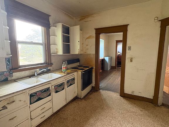 3rd image of 212 Floyd St