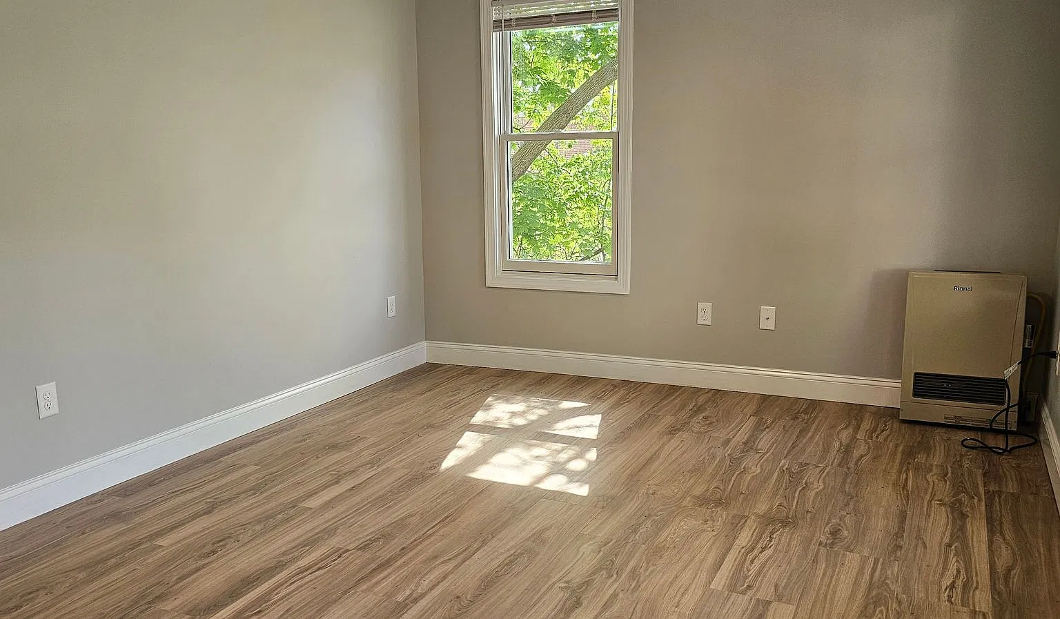 31 Marble Ave — Photo 4