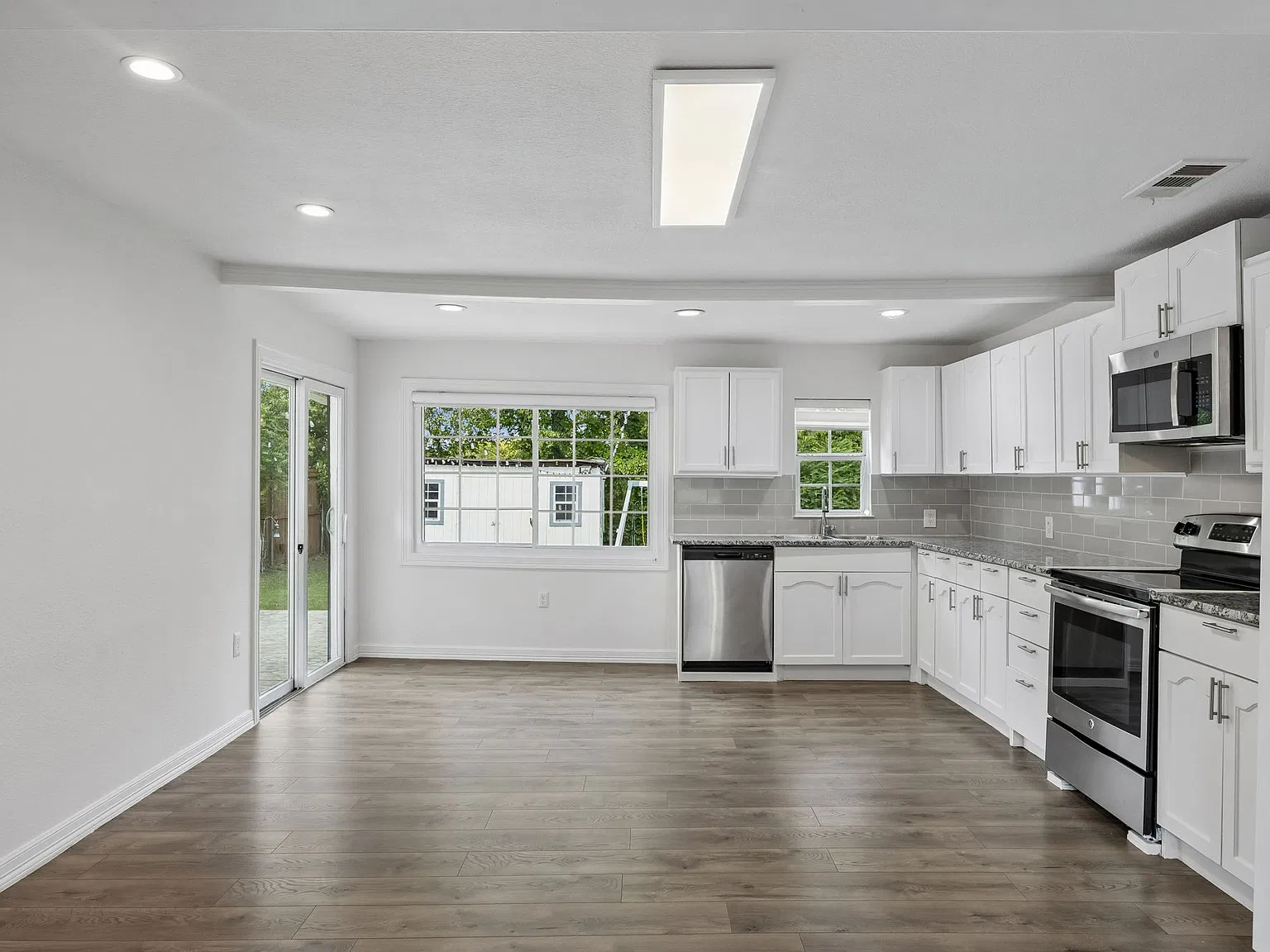 3 bed, 1112 sqft, $2,200 — Photo 4