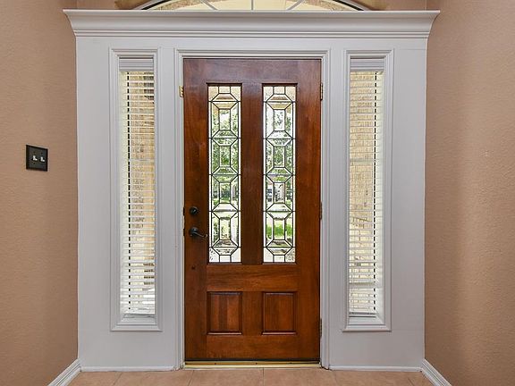 Welcome your guests from this attractive foyer