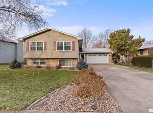 22 Highland Ct, Davenport, IA 52803