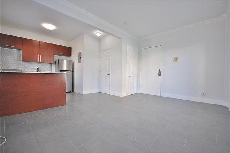 1st image of 437 NE 29th St APT 305