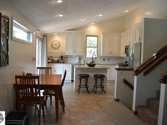 3rd image of 3010 Greenwood Dr