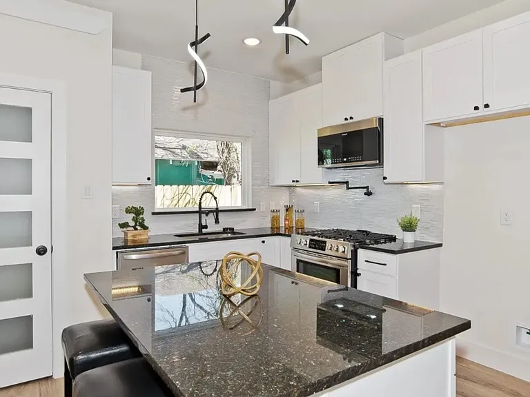 835 Winston St — Photo 10