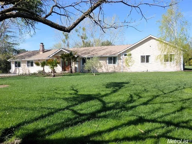 19899 Hillcrest Dr photo 1