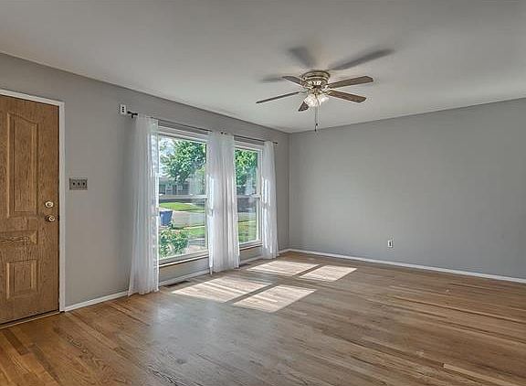 5th image of 465 Versailles Dr
