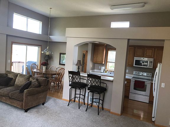 walk thru kitchen w/ island