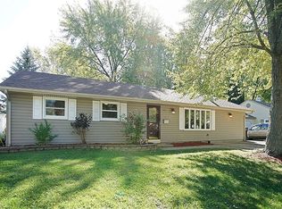 605 Parkside Cir, Streamwood, IL