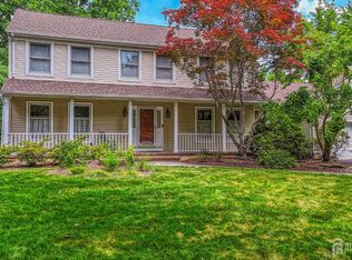 7 Lake Farrington Dr, North Brunswick, NJ 08902