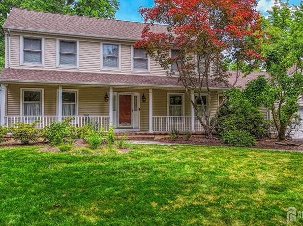 7 Lake Farrington Dr, North Brunswick, NJ 08902