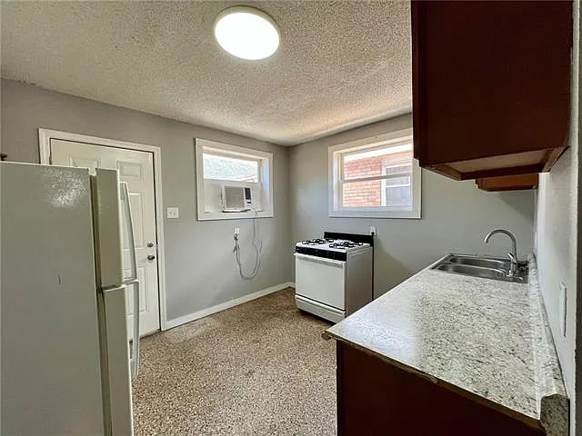 2826 Pauger St — Photo 5