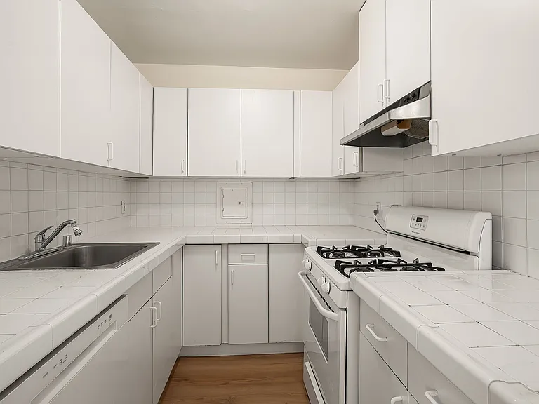 1315 Ocean Park Blvd #2 — Photo 10
