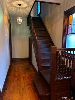 3 bed, 2.0 bath, 2581 sqft, $2,300 — Photo 2