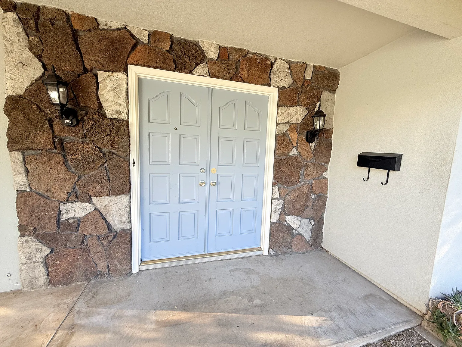 5 bed, 1889 sqft, $2,750 — Photo 2