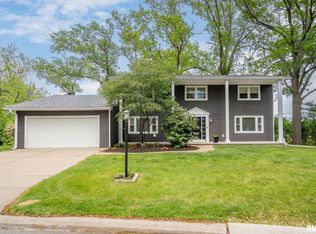 9 Sunset Cir, Bettendorf, IA 52722