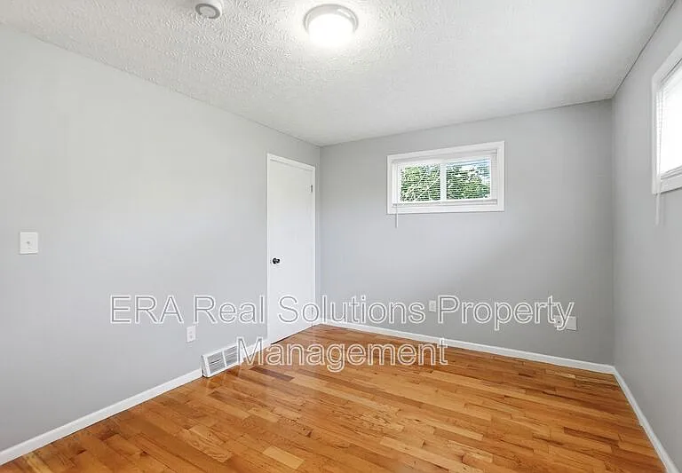 977 13th Ave — Photo 13