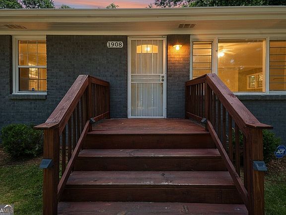 3rd image of 1908 Penelope Rd NW