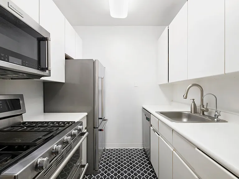 250 E 40th St #27B — Photo 7