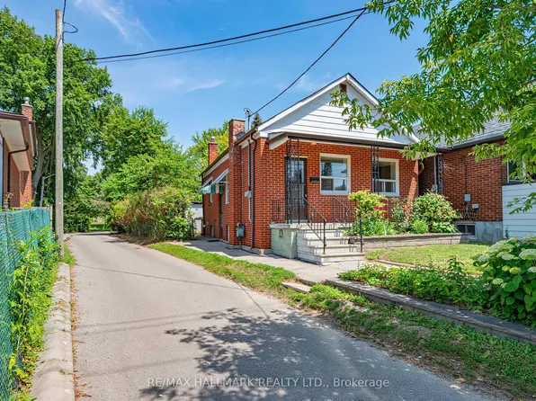970 Cosburn Ave, Toronto, ON M4C 2W9