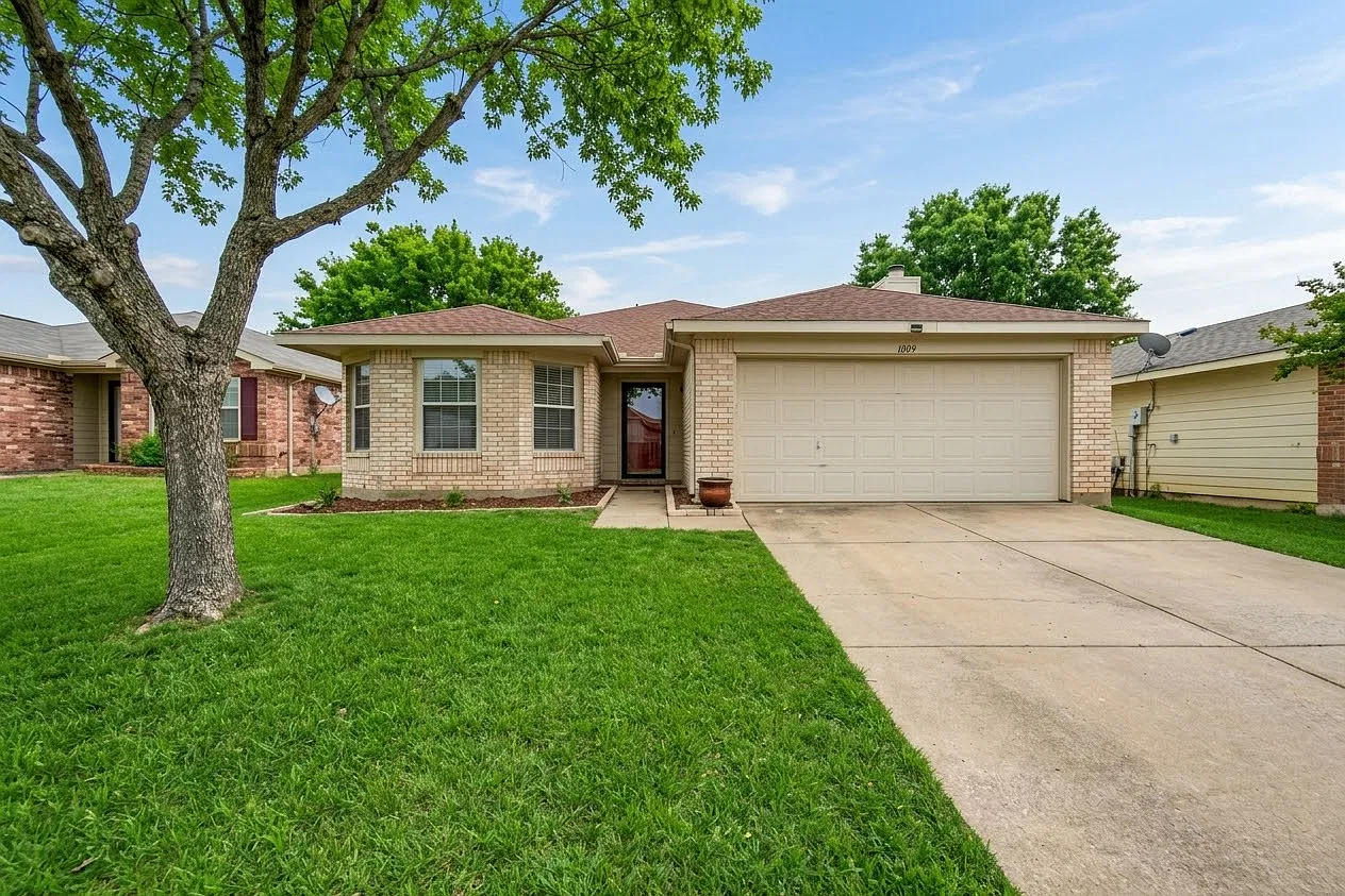 3 bed, 1619 sqft, $1,990 — Photo 1