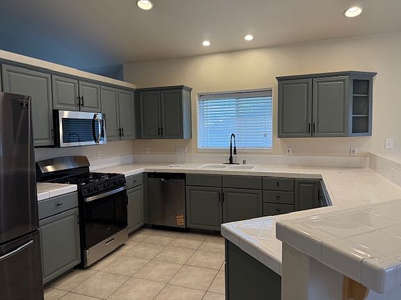 kitchen - brand new appliances