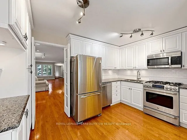 601 Roehampton Ave — Photo 2