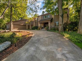 2041 Bloomfield Woods Ct, West Bloomfield, MI 48323