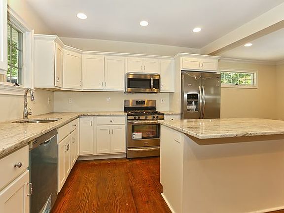 5th image of 389 Fern Ave
