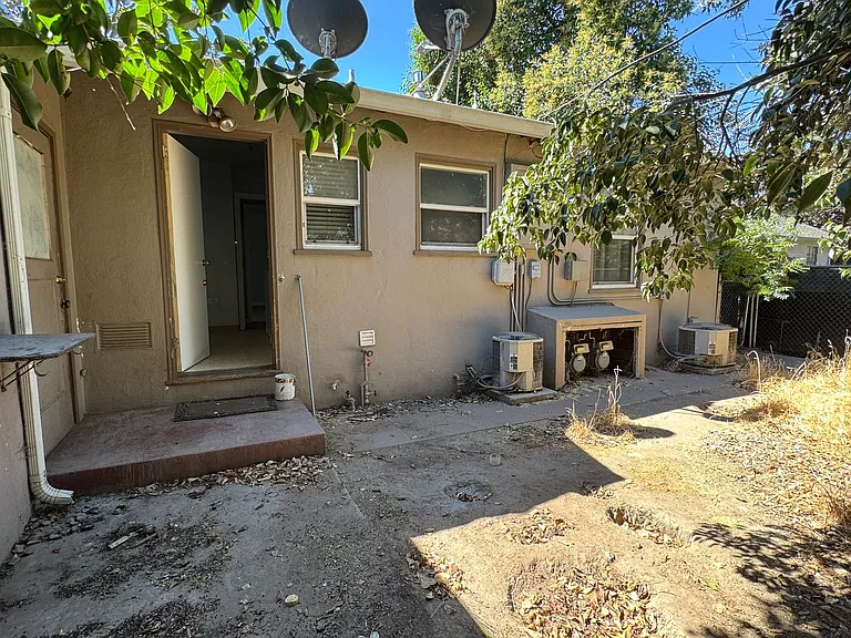 3205 N Commerce St — Photo 20