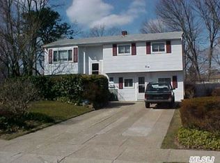 40 Pineland Pl, Brentwood, NY 11717