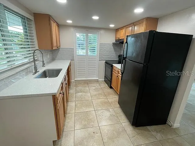 3 bed, 1.0 bath, 1012 sqft, $2,800 — Photo 2
