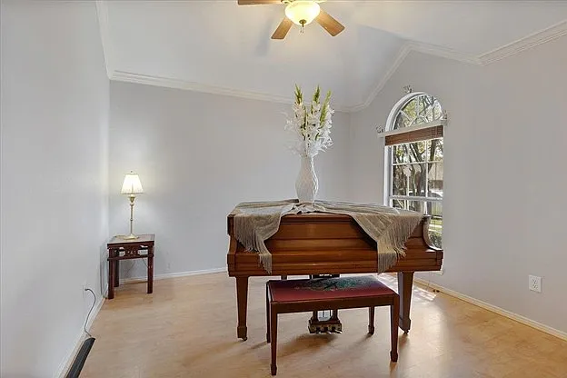 Bedroom
Features: Ceiling Fan(s)
Dimensions: 11 x 10