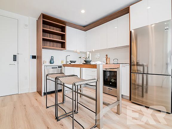 4th image of 228 E 135th St APT 1504