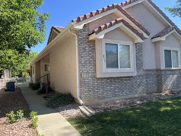 317 Victoria St — Photo 2