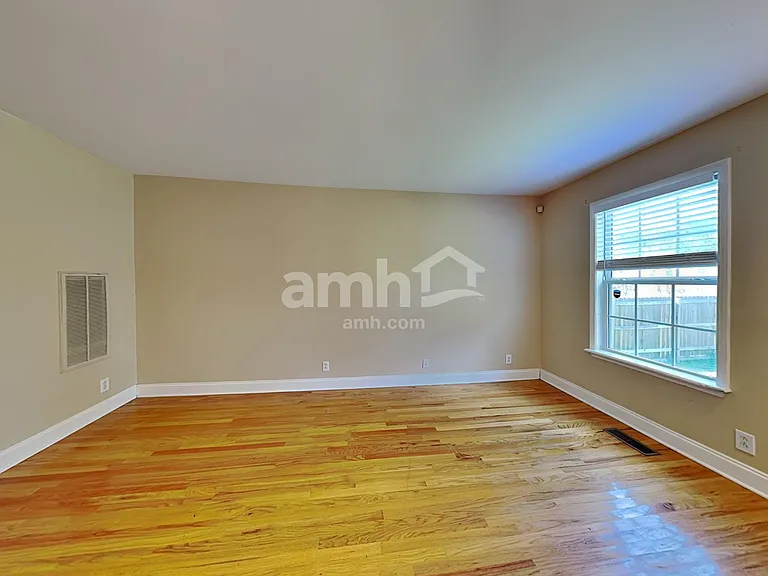 1068 Blairfield Dr — Photo 7