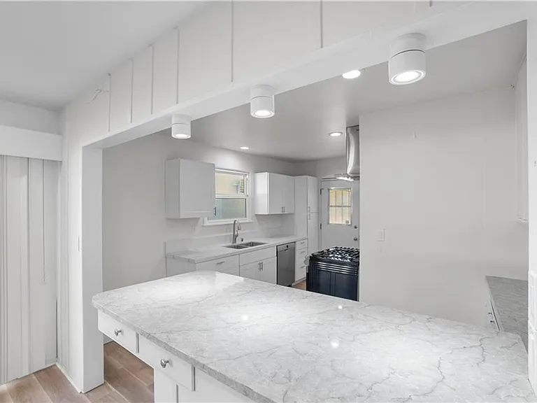 7400 Cozycroft Ave — Photo 12