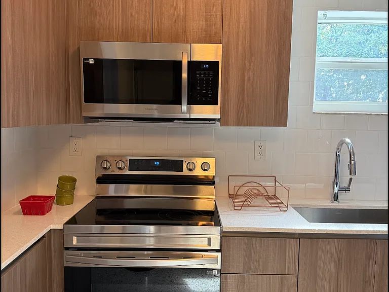 421 SW 9th St #1 — Photo 12