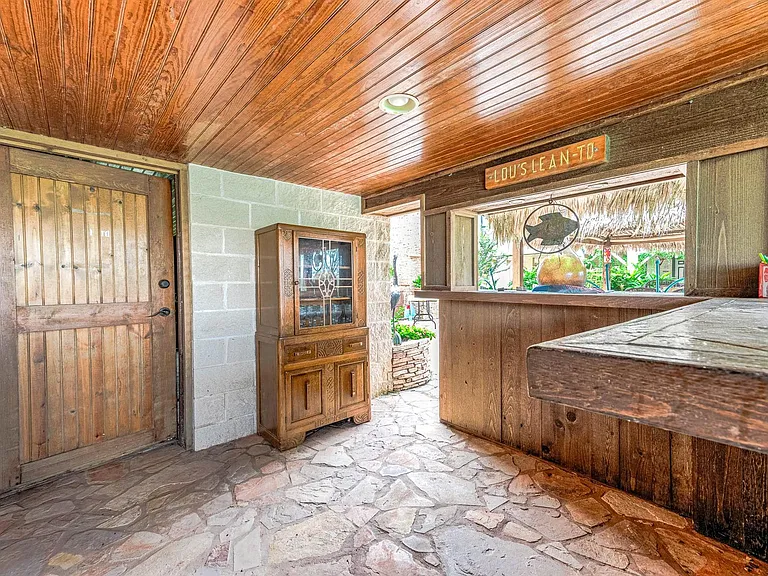 325 Palm Dr — Photo 8