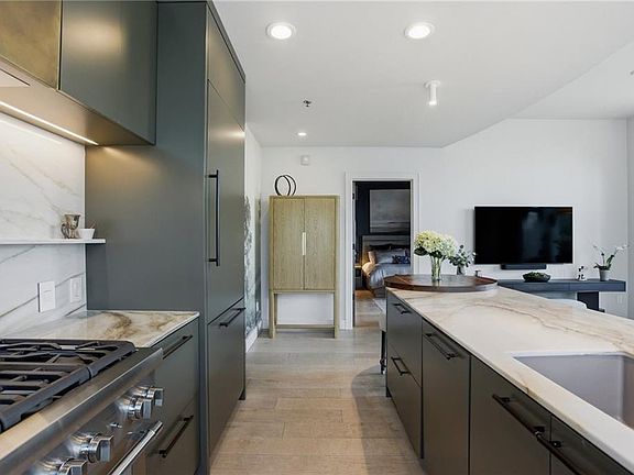 4th image of 905 Juniper St NE Unit 516