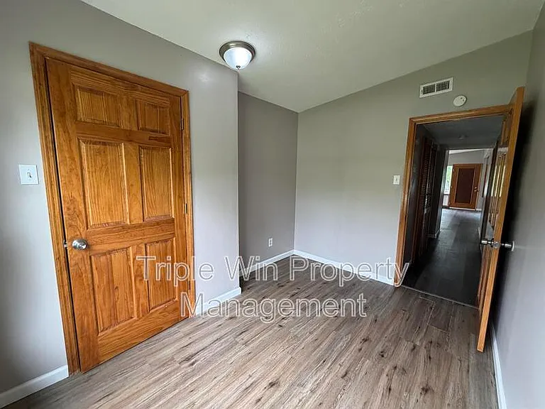 810 Saint Anthony Ln — Photo 32