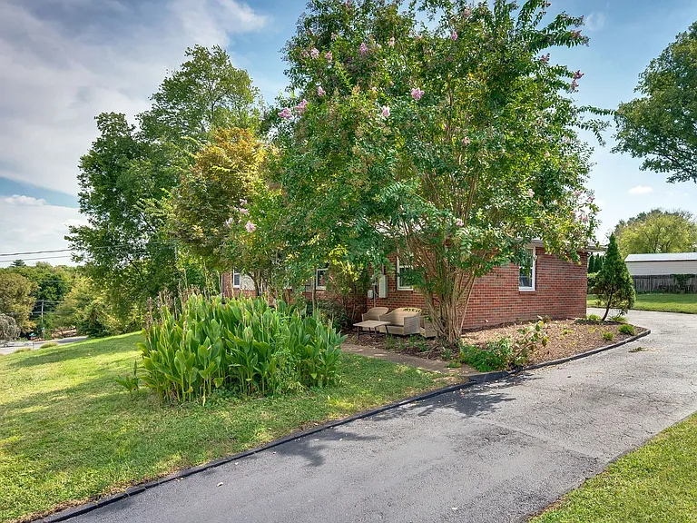 4809 Lynn Dr — Photo 4